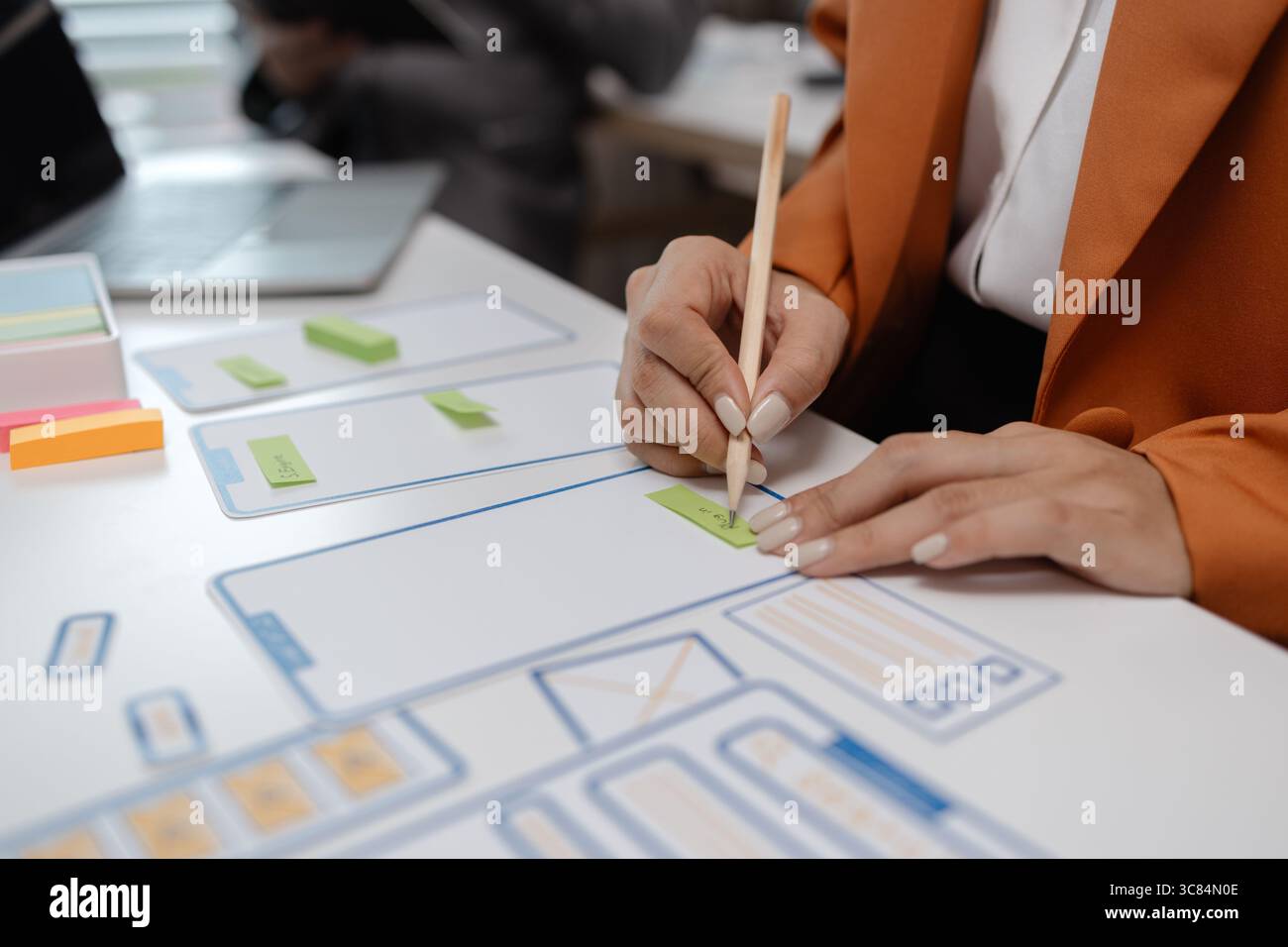 brainstorming de développeur ux et concepteur d'interface utilisateur sur la conception de wireframe d'interface d'application mobile dans le bureau, concepteur de site web, planification créative application téléphonique de Banque D'Images