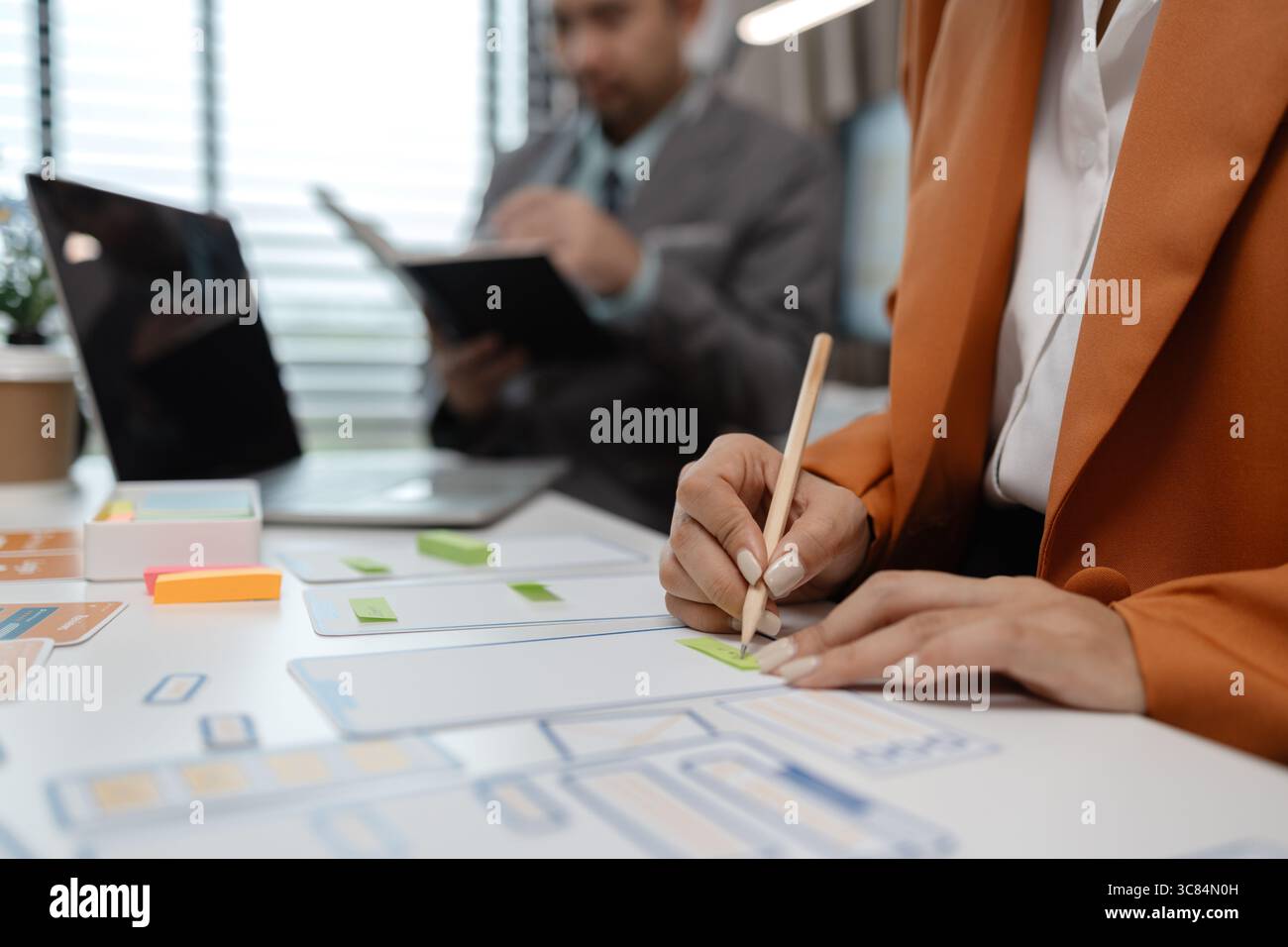 brainstorming de développeur ux et concepteur d'interface utilisateur sur la conception de wireframe d'interface d'application mobile dans le bureau, concepteur de site web, planification créative application téléphonique de Banque D'Images