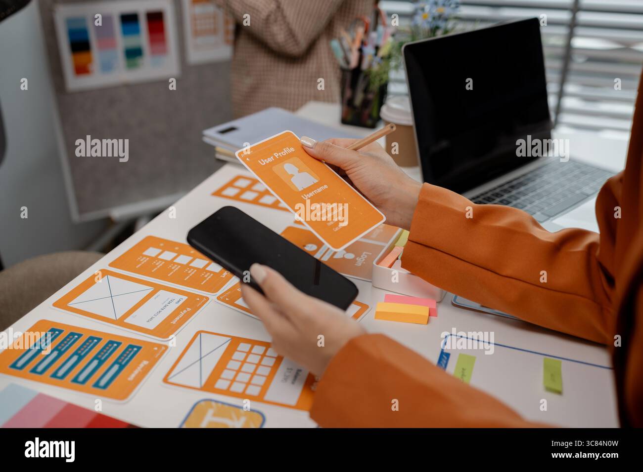Mise en page de modèle de développement d'application téléphonique de planification créative, concept d'expérience utilisateur, concepteur de site Web, concepteur UX d'équipe de développement travaillant sur l'application smartphone Banque D'Images