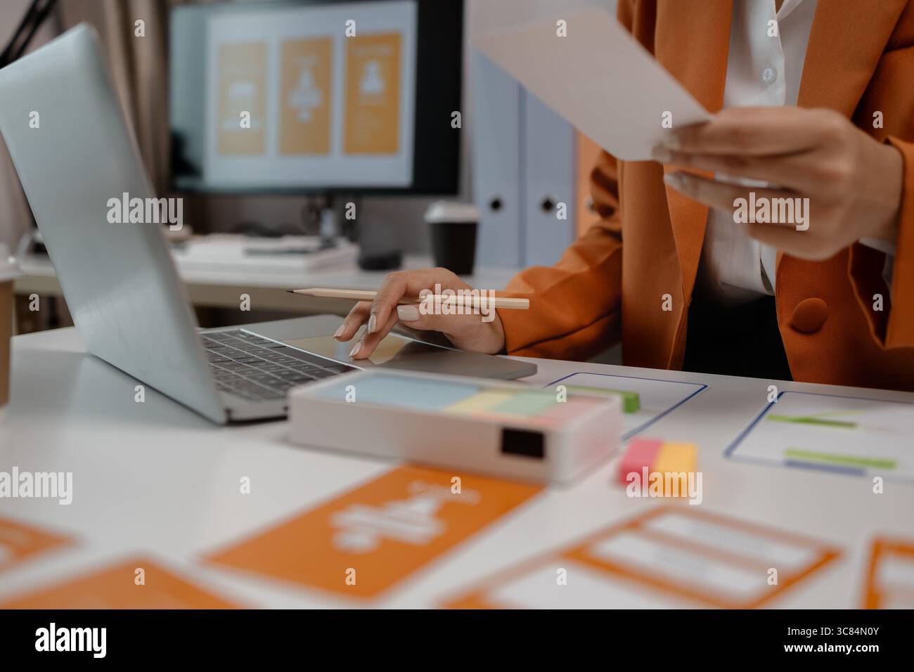 Mise en page de modèle de développement d'application téléphonique de planification créative, concept d'expérience utilisateur, concepteur de site Web, concepteur UX d'équipe de développement travaillant sur l'application smartphone Banque D'Images