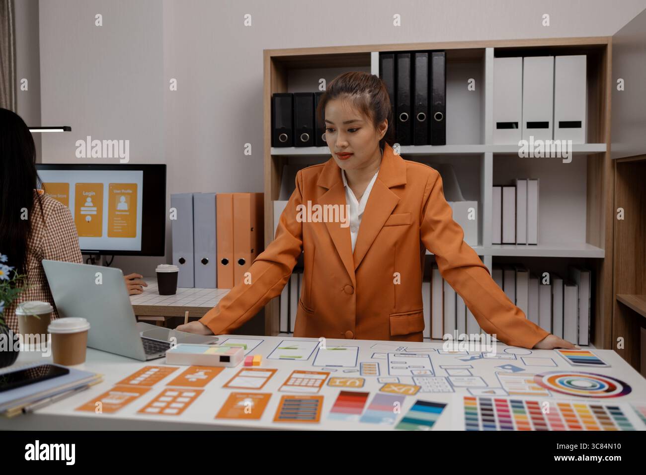 Mise en page de modèle de développement d'application téléphonique de planification créative, concept d'expérience utilisateur, concepteur de site Web, concepteur UX d'équipe de développement travaillant sur l'application smartphone Banque D'Images