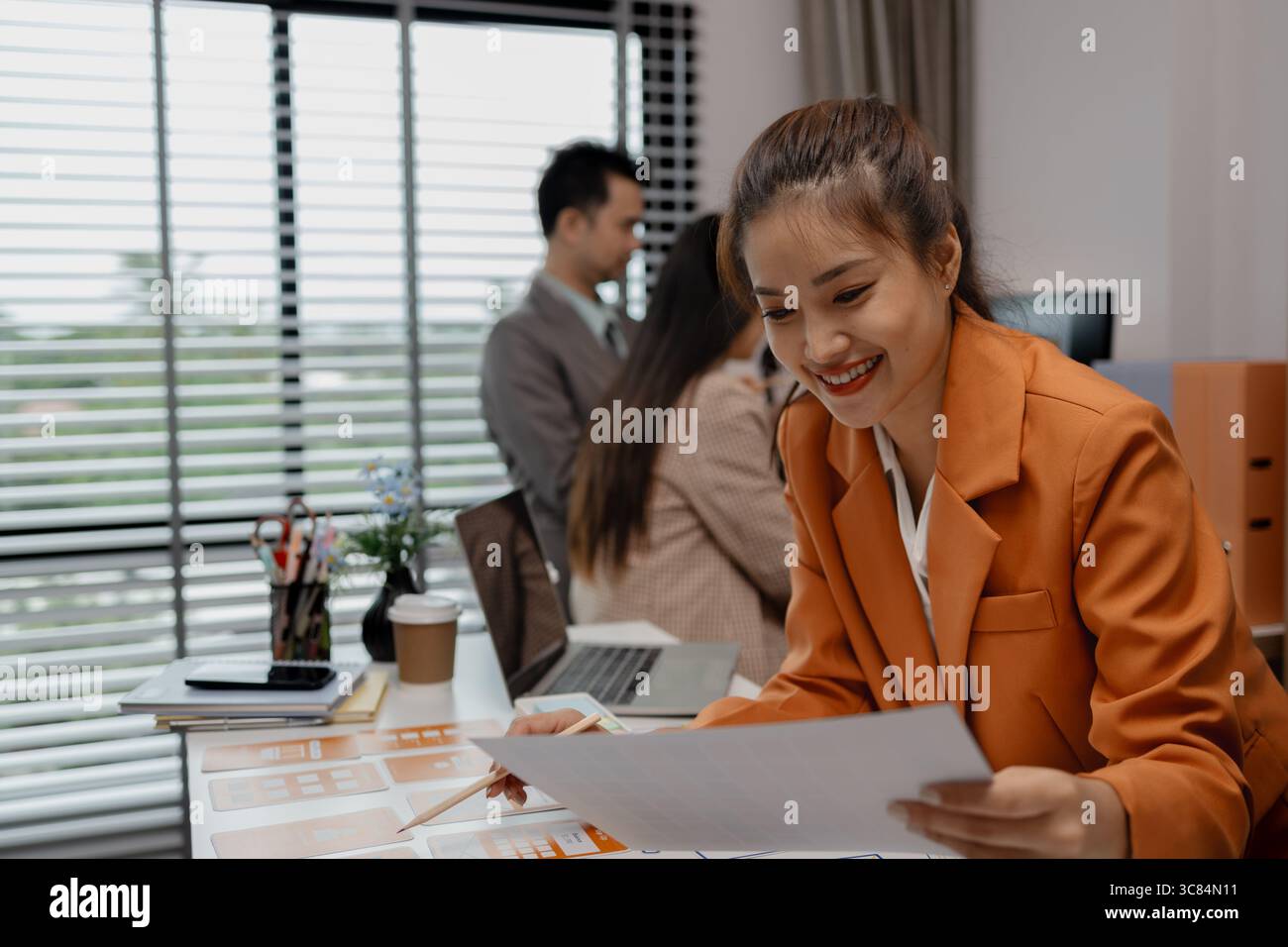 Mise en page de modèle de développement d'application téléphonique de planification créative, concept d'expérience utilisateur, concepteur de site Web, concepteur UX d'équipe de développement travaillant sur l'application smartphone Banque D'Images