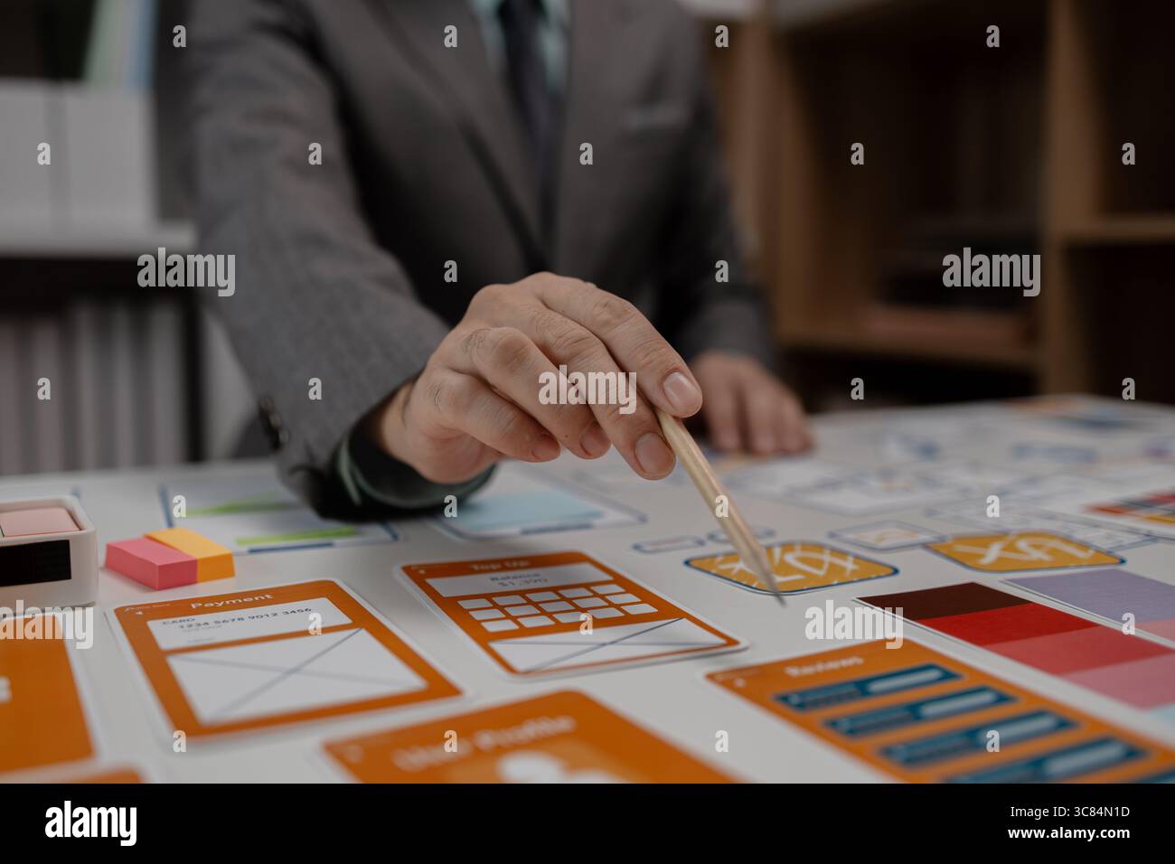 Drawing Website ux ui app pour l'application de téléphone mobile et la mise en page de modèle de développement, le développement de l'interface utilisateur, l'équipe de concepteurs travaillant sur un projet de ux ui in Banque D'Images