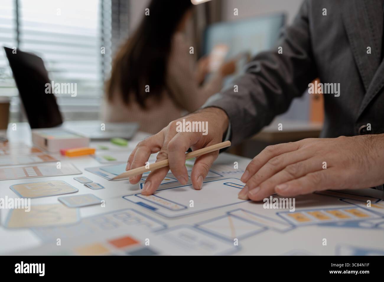 Drawing Website ux ui app pour l'application de téléphone mobile et la mise en page de modèle de développement, le développement de l'interface utilisateur, l'équipe de concepteurs travaillant sur un projet de ux ui in Banque D'Images