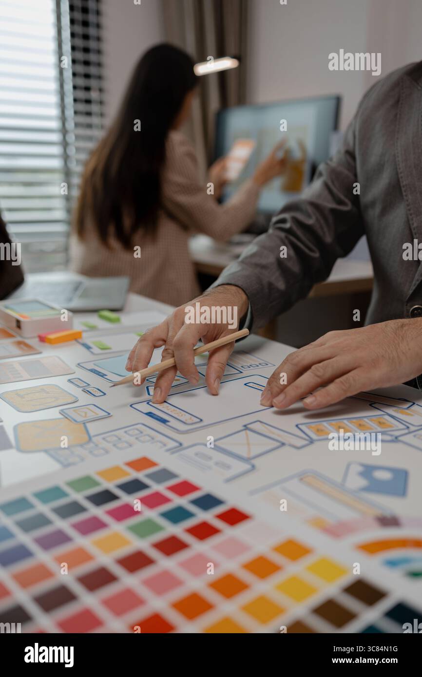Drawing Website ux ui app pour l'application de téléphone mobile et la mise en page de modèle de développement, le développement de l'interface utilisateur, l'équipe de concepteurs travaillant sur un projet de ux ui in Banque D'Images
