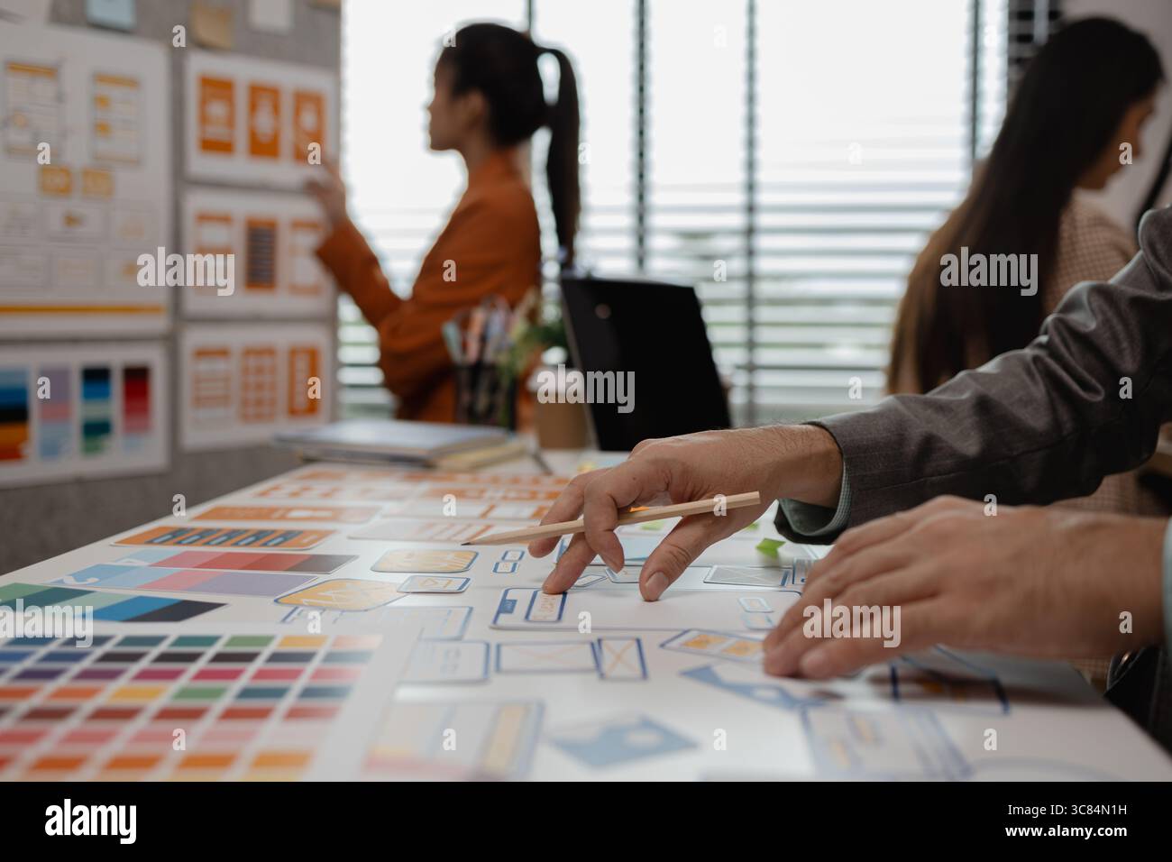 Drawing Website ux ui app pour l'application de téléphone mobile et la mise en page de modèle de développement, le développement de l'interface utilisateur, l'équipe de concepteurs travaillant sur un projet de ux ui in Banque D'Images