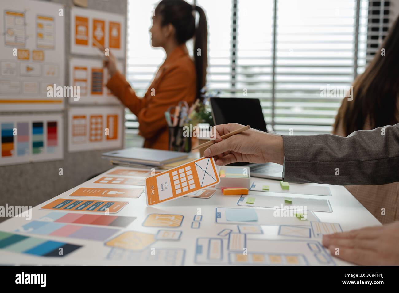 Drawing Website ux ui app pour l'application de téléphone mobile et la mise en page de modèle de développement, le développement de l'interface utilisateur, l'équipe de concepteurs travaillant sur un projet de ux ui in Banque D'Images