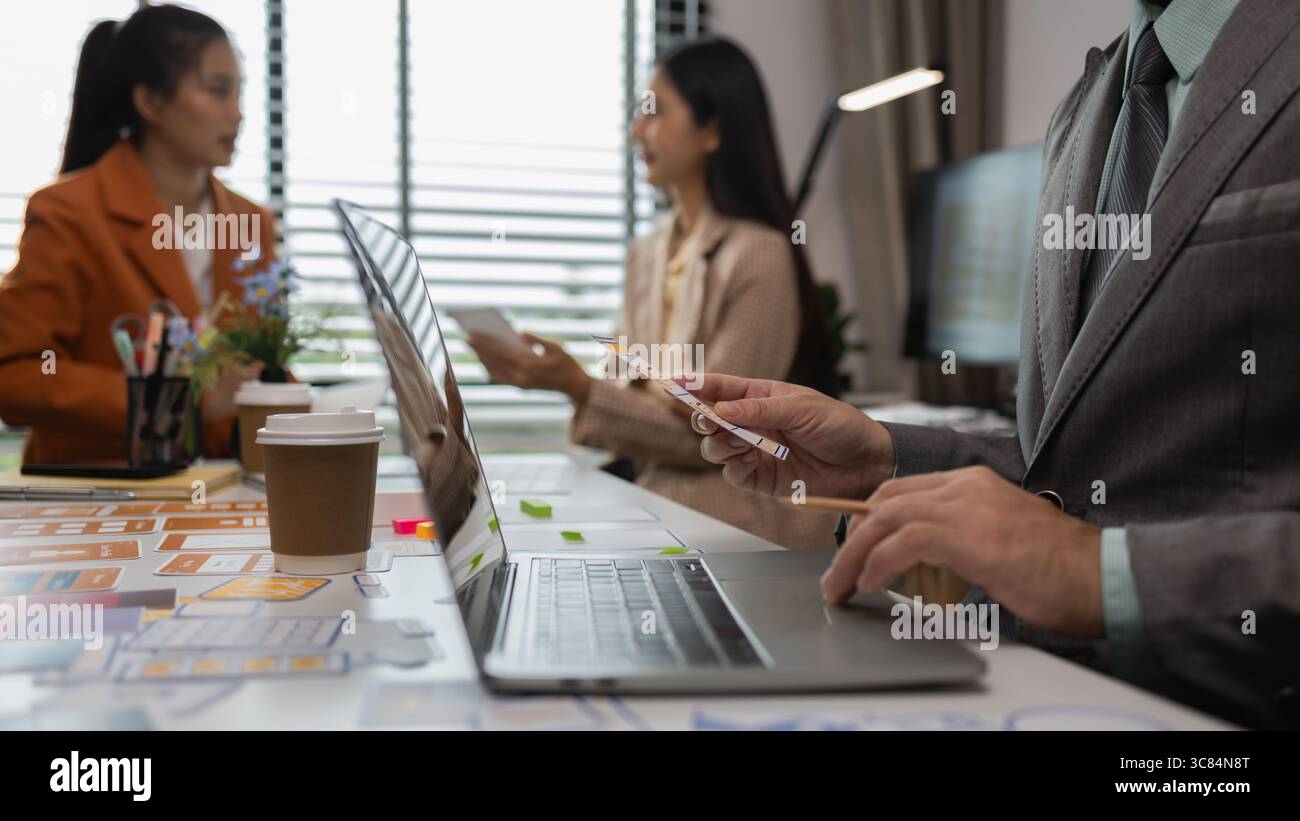 Drawing Website ux ui app pour l'application de téléphone mobile et la mise en page de modèle de développement, le développement de l'interface utilisateur, l'équipe de concepteurs travaillant sur un projet de ux ui in Banque D'Images
