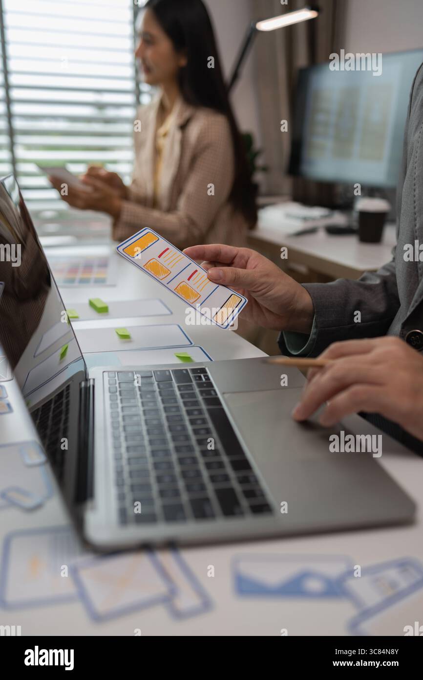 Drawing Website ux ui app pour l'application de téléphone mobile et la mise en page de modèle de développement, le développement de l'interface utilisateur, l'équipe de concepteurs travaillant sur un projet de ux ui in Banque D'Images