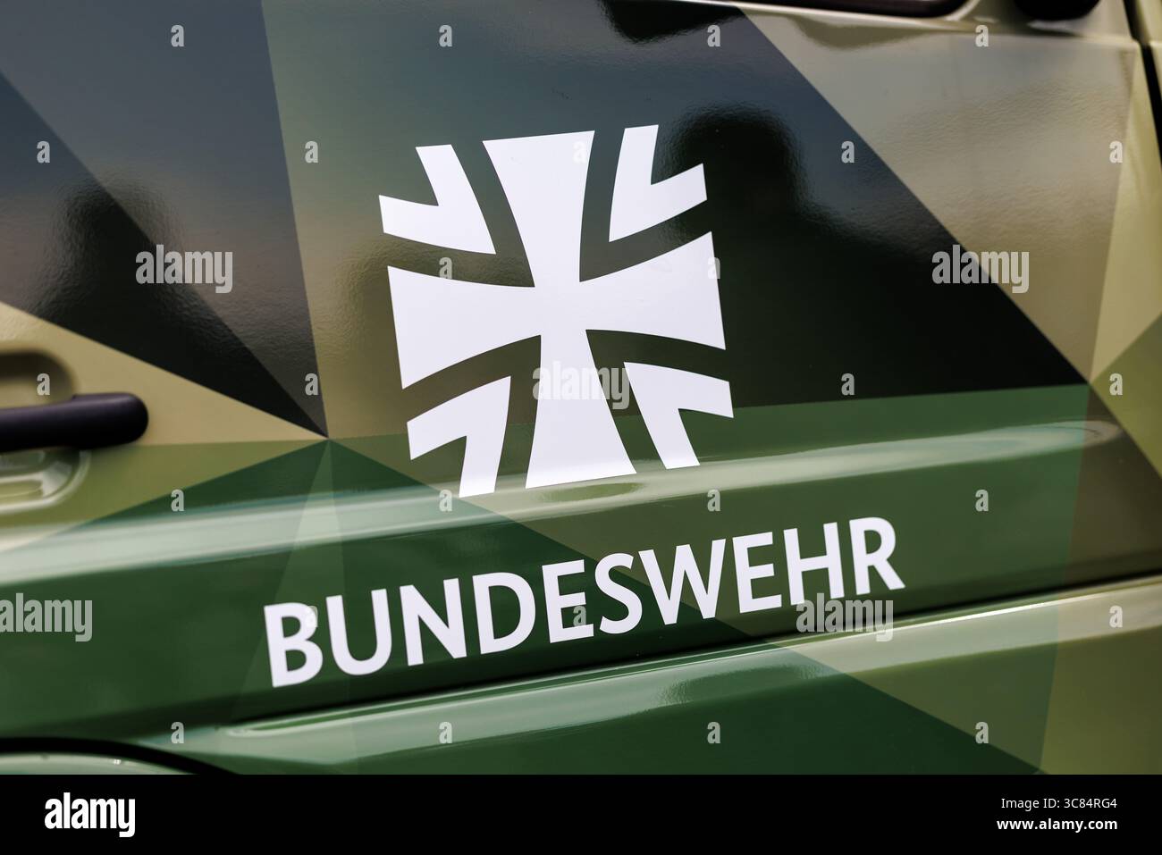 01 août 2025, Bavière, Grafenwöhr : le lettrage et le logo de la Bundeswehr de la République fédérale d'Allemagne, la croix de fer, peuvent être vus sur un véhicule militaire peint en camouflage à Grafenwoehr (Bavière) le 01.08.2025. L'emblème est un emblème national et un symbole de bravoure, d'amour de la liberté et de chevalerie. Les forces armées de la Bundeswehr se composent des quatre branches de l'armée, de l'armée de l'air, de la marine et de l'espace informatique ainsi que du secteur de soutien. (Image symbole, photo symbole, illustration, photo symbolique, photo illustrative, image thème, image générale, photo thème) photo : Matthias Banque D'Images