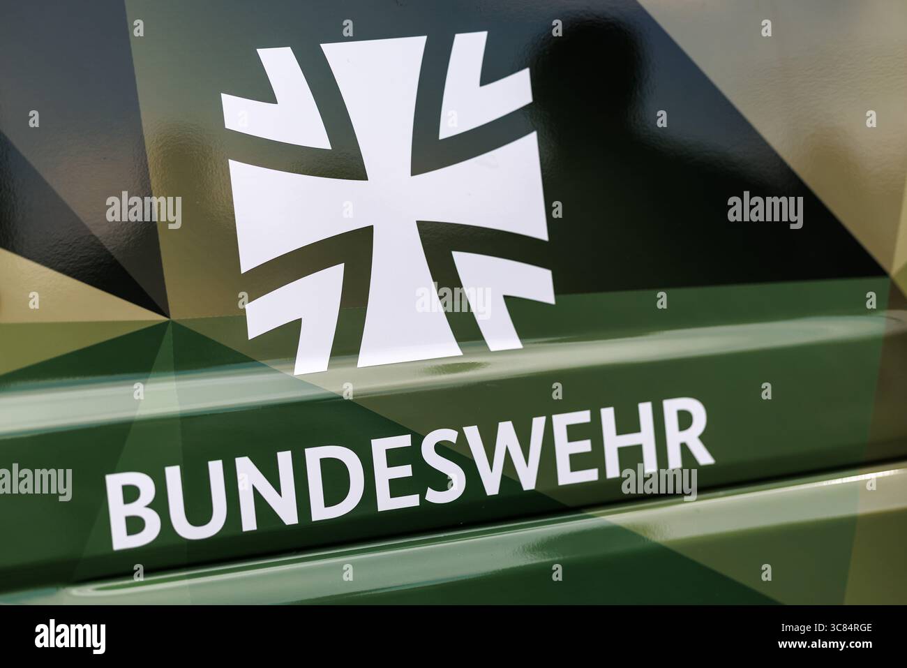 01 août 2025, Bavière, Grafenwöhr : le lettrage et le logo de la Bundeswehr de la République fédérale d'Allemagne, la croix de fer, peuvent être vus sur un véhicule militaire peint en camouflage à Grafenwoehr (Bavière) le 01.08.2025. L'emblème est un emblème national et un symbole de bravoure, d'amour de la liberté et de chevalerie. Les forces armées de la Bundeswehr se composent des quatre branches de l'armée, de l'armée de l'air, de la marine et de l'espace informatique ainsi que du secteur de soutien. (Image symbole, photo symbole, illustration, photo symbolique, photo illustrative, image thème, image générale, photo thème) photo : Matthias Banque D'Images