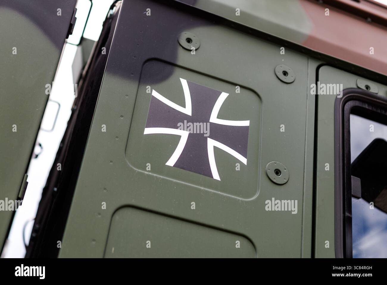 01 août 2025, Bavière, Grafenwöhr : le logo de la Bundeswehr de la République fédérale d'Allemagne, la croix de fer, peut être vu sur un camion militaire peint en vert à Grafenwoehr (Bavière) le 01.08.2025. L'emblème est un emblème national et un symbole de bravoure, d'amour de la liberté et de chevalerie. Les forces armées de la Bundeswehr se composent des quatre branches de l'armée, de l'armée de l'air, de la marine et de l'espace informatique ainsi que du secteur de soutien. (Image symbole, photo symbole, illustration, photo symbolique, photo illustrative, image thème, image générale, photo thème) photo : Matthias Balk/dpa Banque D'Images