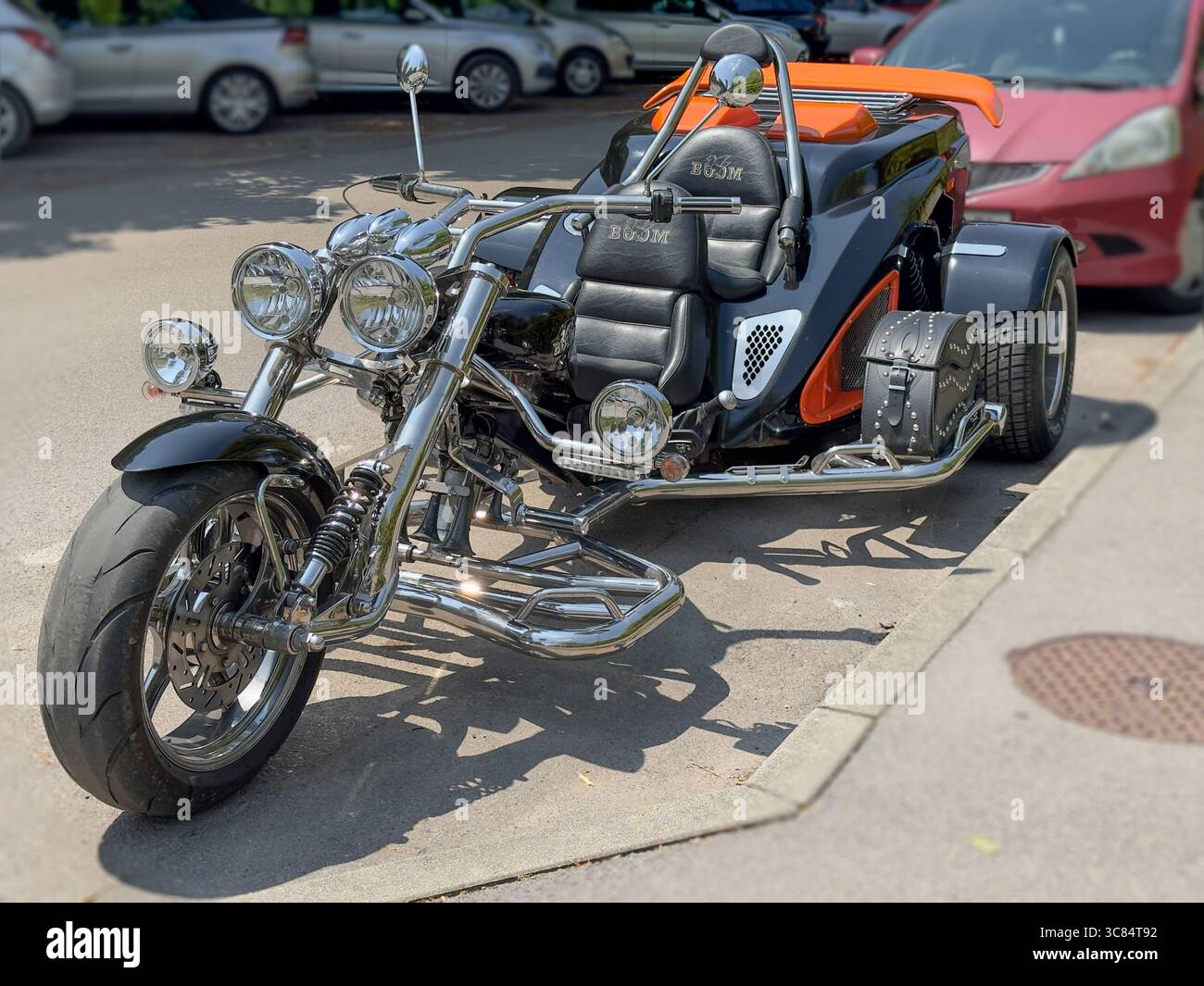 Ljubljana, Slovénie- 24.06.2025 : Boom Mustang ST2 Trike garé dans une rue Banque D'Images