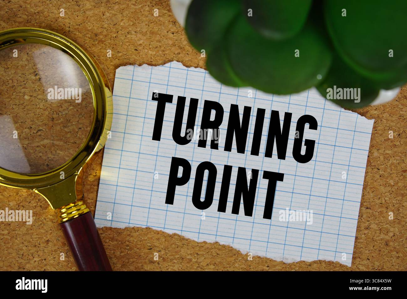 Texte Turning point écrit sur papier avec loupe Banque D'Images