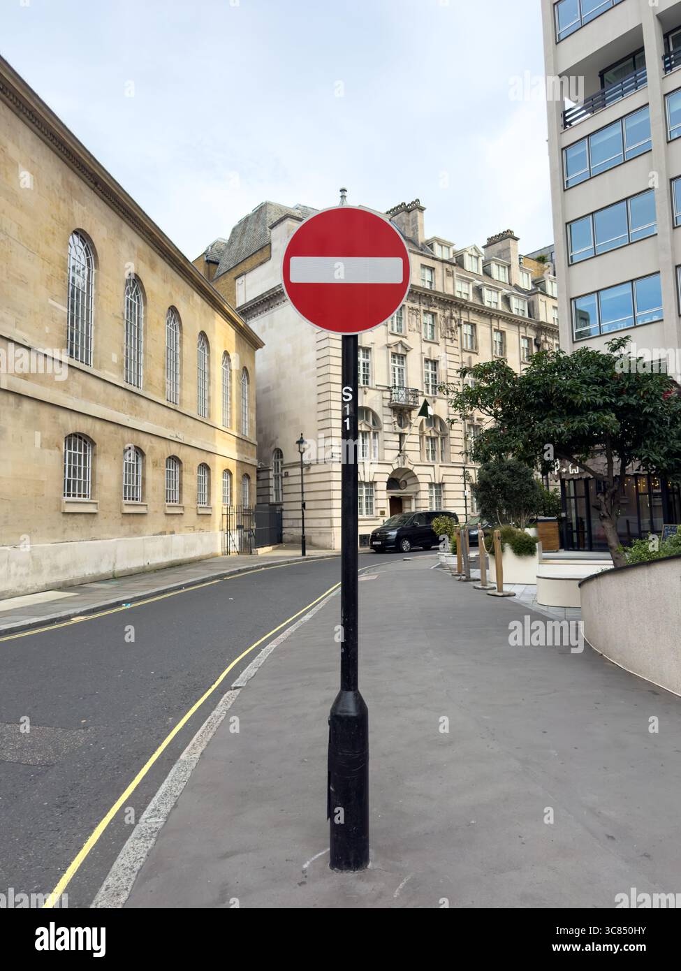 Août 2025 pas de panneau d'avertissement d'entrée pour les conducteurs et les conducteurs de véhicules et de vélos et de motos dans une rue dans le centre de Londres, Royaume-Uni Banque D'Images