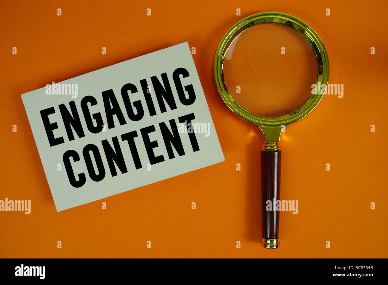 Contenu attrayant écrit sur papier avec loupe Banque D'Images