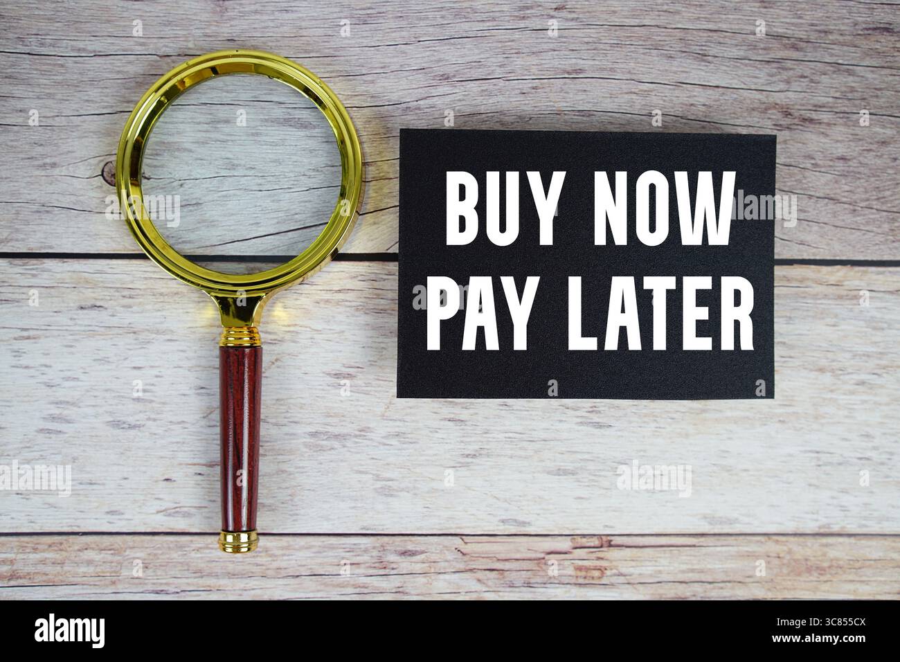 Acheter maintenant payer plus tard texte écrit sur papier avec loupe Banque D'Images