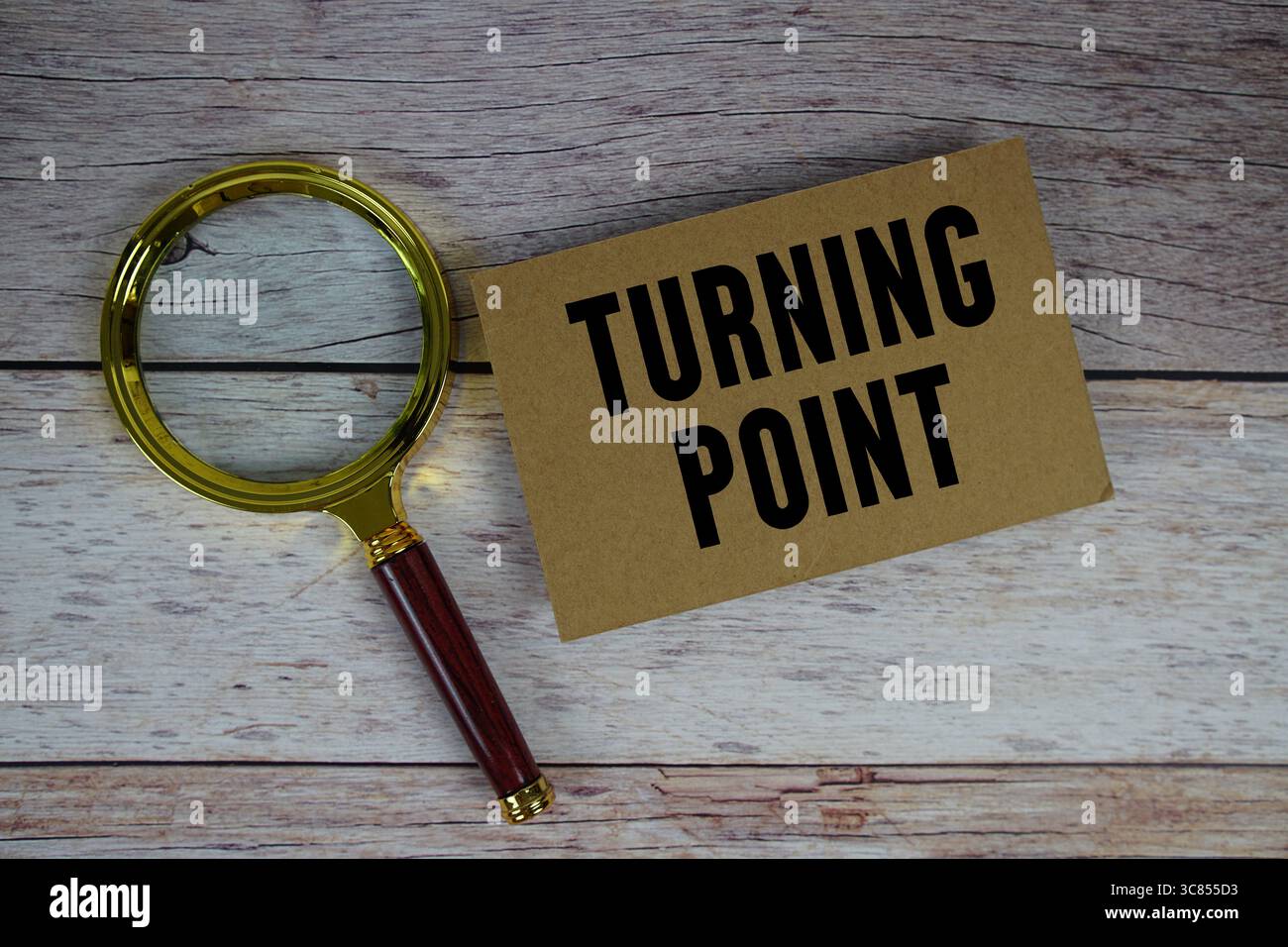 Texte Turning point écrit sur papier avec loupe Banque D'Images