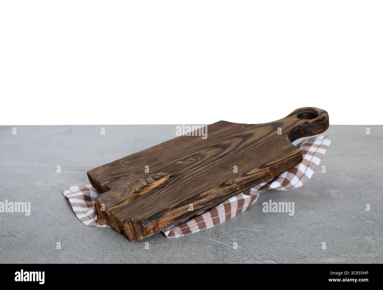 Planche à découper vide en bois décorée avec nappe de pique-nique, affichage de publicité alimentaire, vitrine. Modèle promotionnel, toile de fond. Banque D'Images