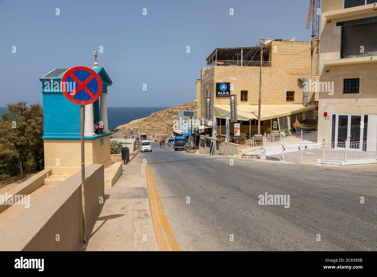 Blue Grotto, Malte – 22 juin 2021 : vue sur une rue avec des restaurants et toile de fond côtière près de la zone touristique Blue Grotto. Banque D'Images