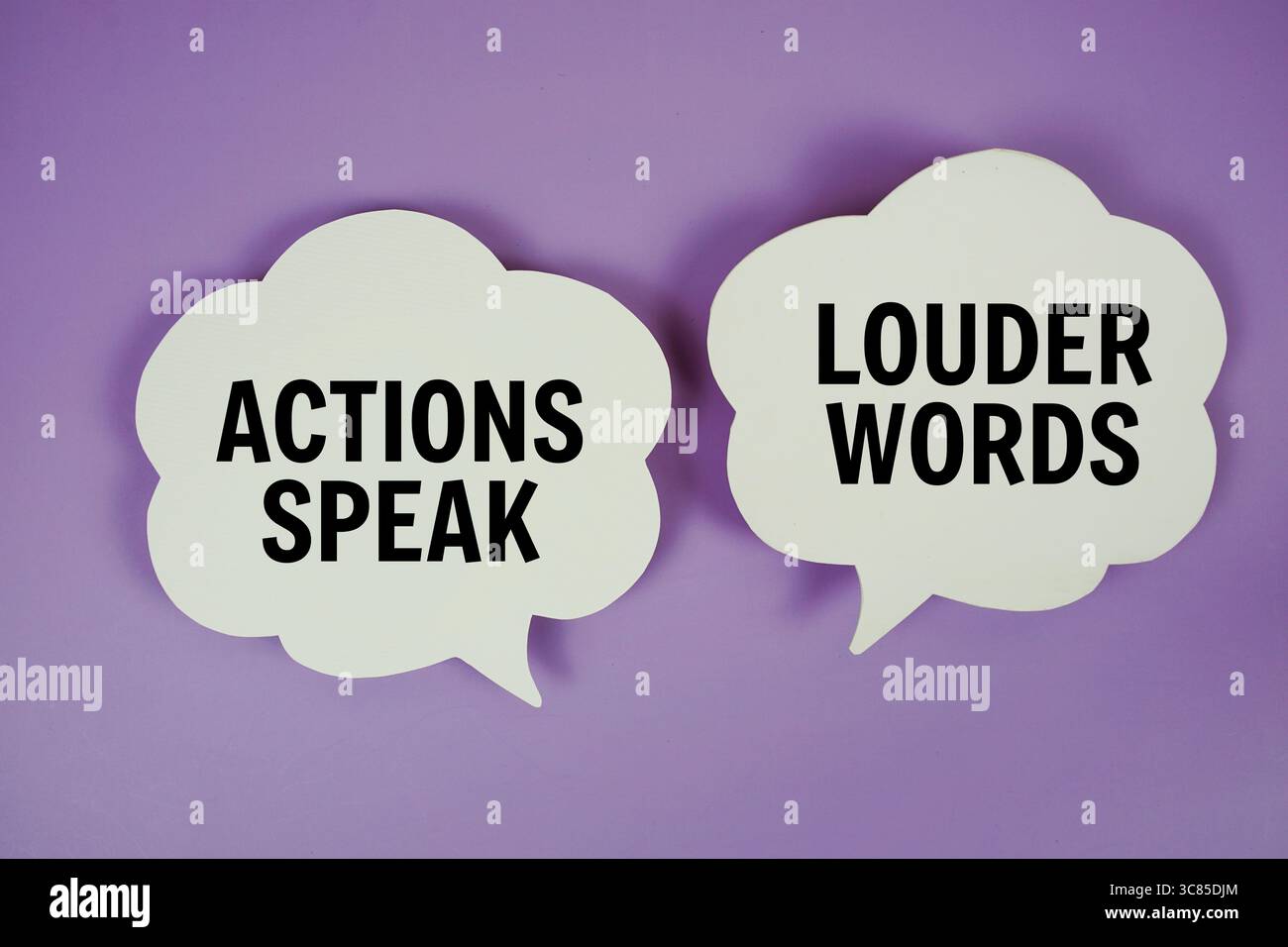 Les actions parlent des mots plus forts texte avec la bulle de dialogue vue de dessus sur fond violet Banque D'Images