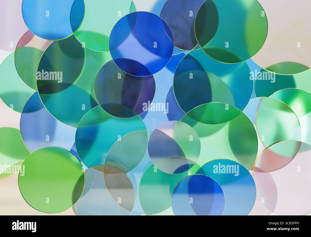 Rendu 3D de disques transparents en verre vert et bleu superposés création de motifs abstraits doux sur un arrière-plan clair Banque D'Images