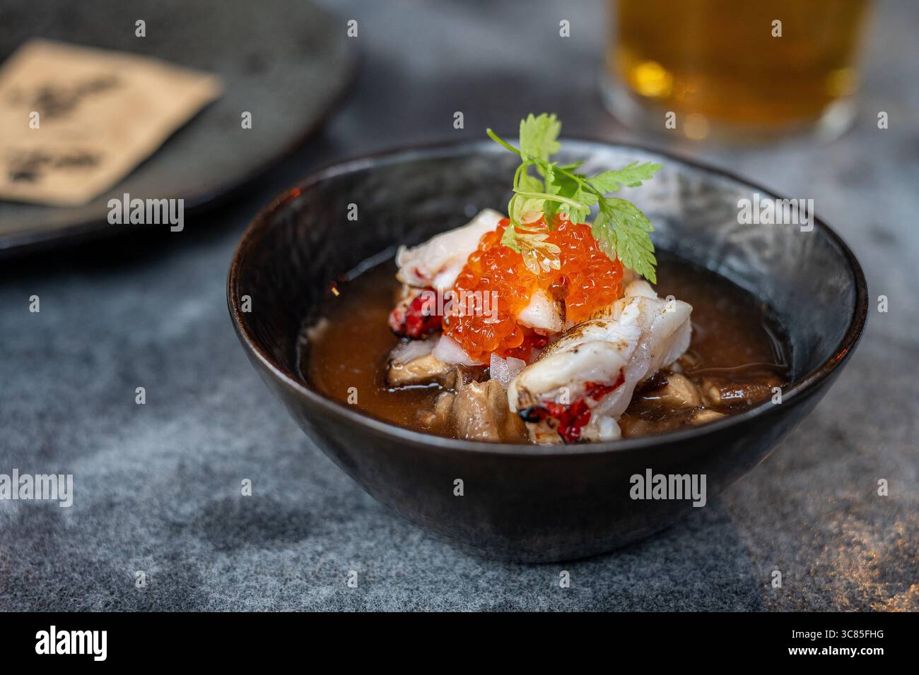 Chawanmushi avec des œufs de homard et de lompfish en entrée servis dans un restaurant Banque D'Images