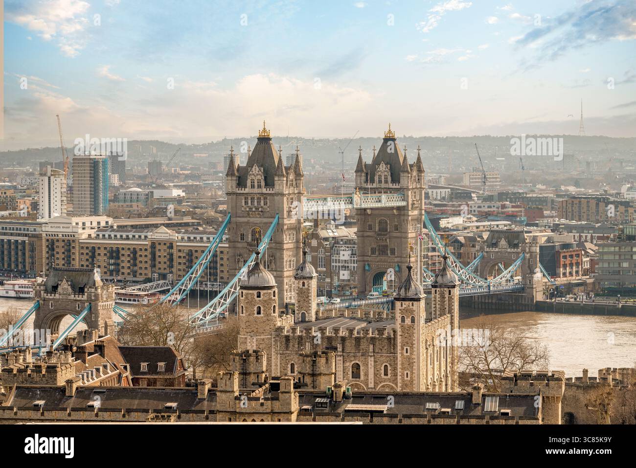 Vue panoramique de Tower Bridge derrière la Tour de Londres sur la Tamise, Londres, Angleterre. Banque D'Images