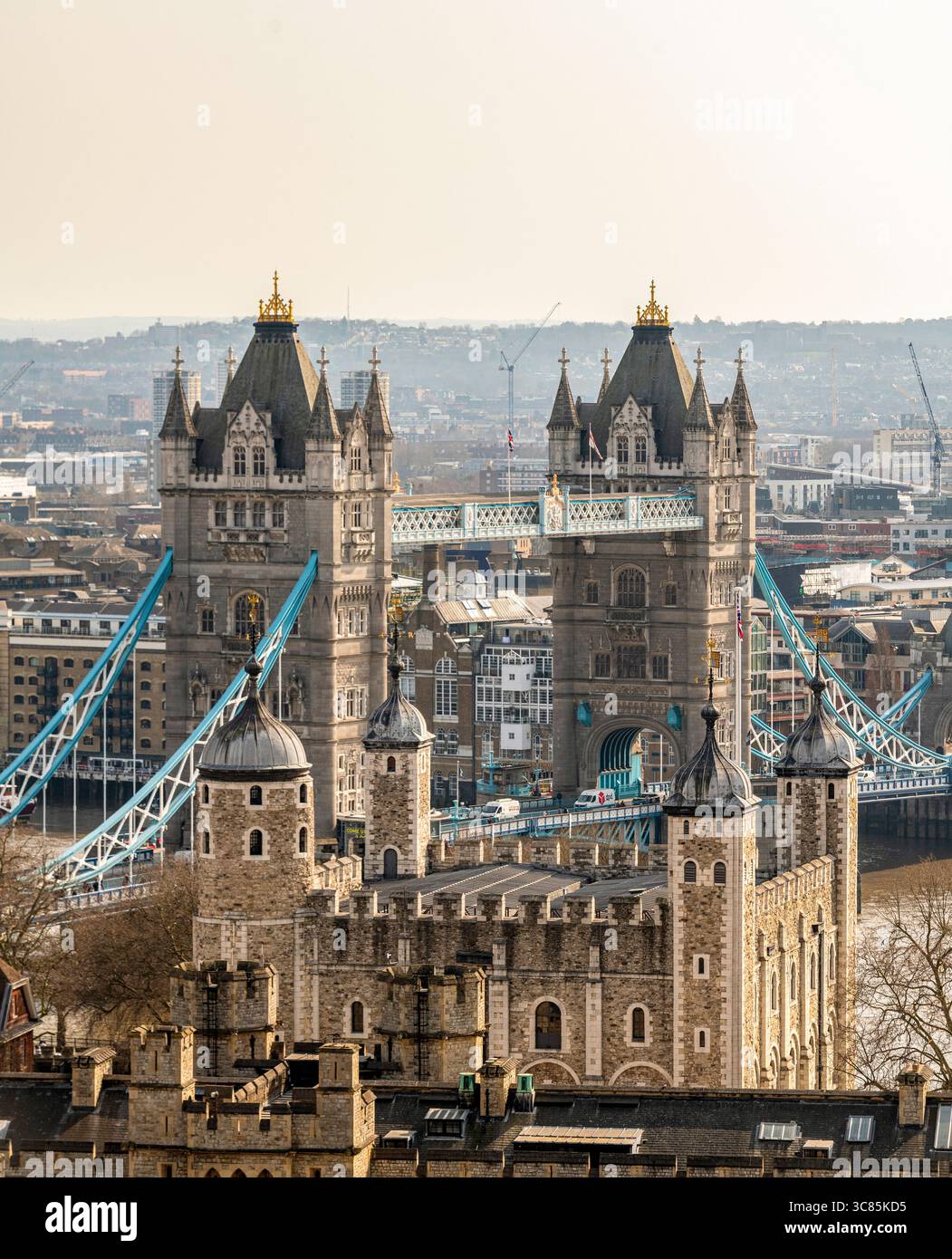 Tower Bridge s'élevant derrière la Tour de Londres, enjambant la Tamise à Londres, en Angleterre. Banque D'Images