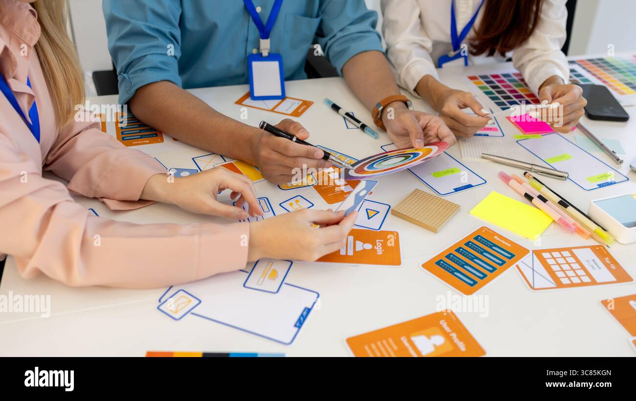 ux, ui, les concepteurs de sites web d'applications mobiles sont en train de réfléchir pour concevoir un affichage visuel que les clients verront et se sentiront à l'aise en utilisant les tons de couleur so et la Banque D'Images