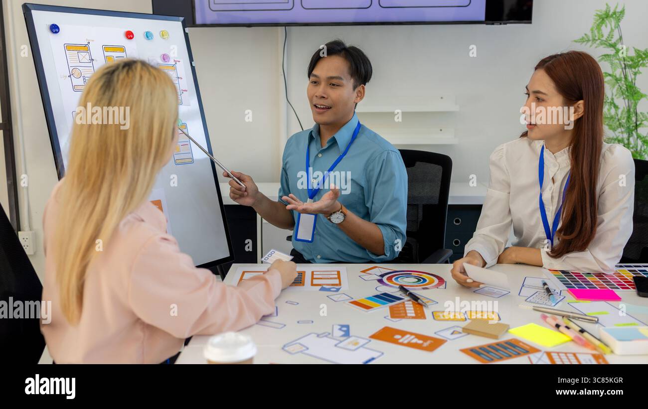 ux, ui, les concepteurs de sites web d'applications mobiles sont en train de réfléchir pour concevoir un affichage visuel que les clients verront et se sentiront à l'aise en utilisant les tons de couleur so et la Banque D'Images