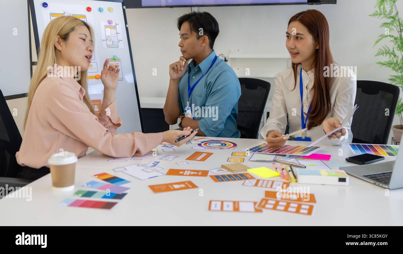 ux, ui, les concepteurs de sites web d'applications mobiles sont en train de réfléchir pour concevoir un affichage visuel que les clients verront et se sentiront à l'aise en utilisant les tons de couleur so et la Banque D'Images