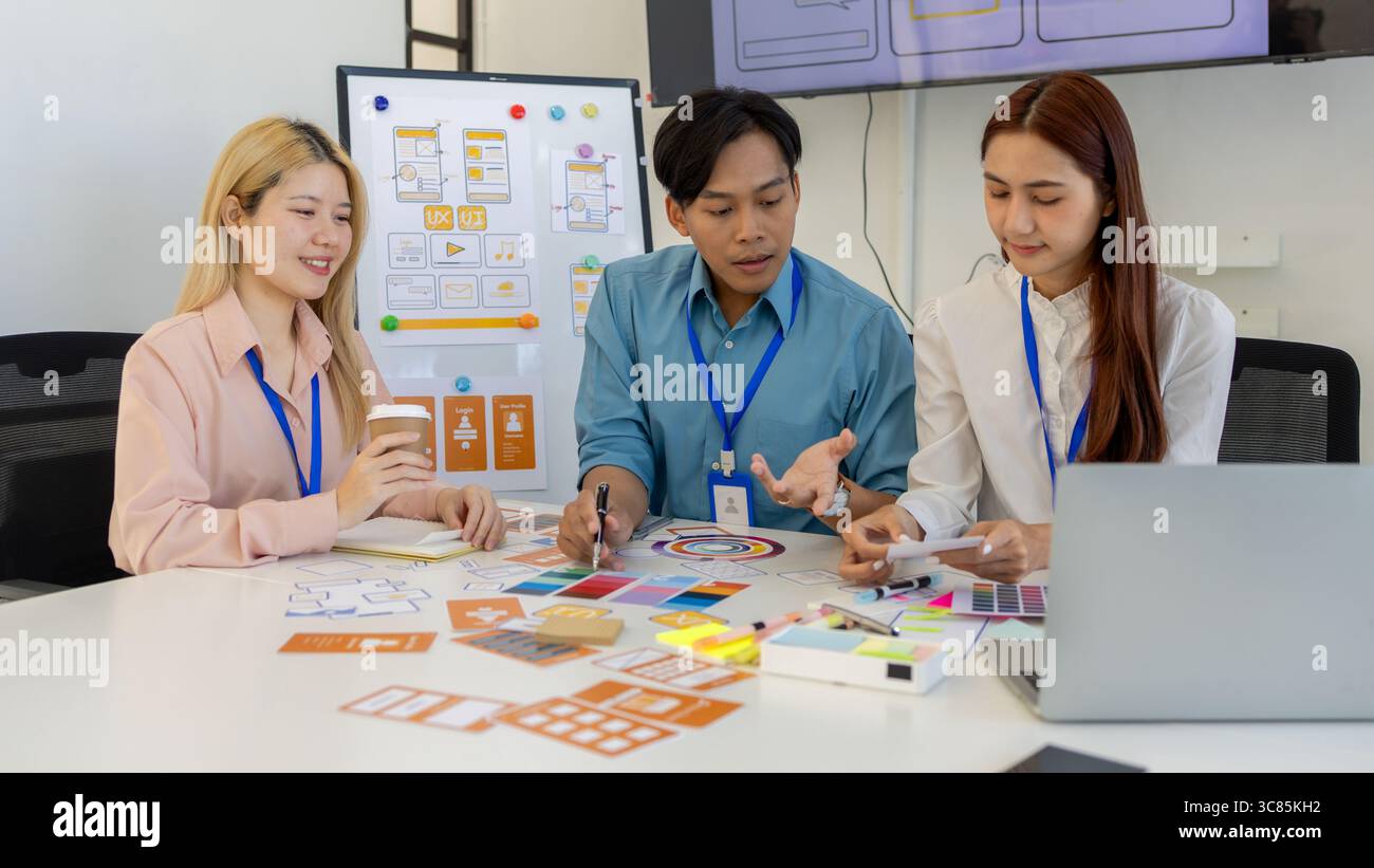 ux, ui, les concepteurs de sites web d'applications mobiles sont en train de réfléchir pour concevoir un affichage visuel que les clients verront et se sentiront à l'aise en utilisant les tons de couleur so et la Banque D'Images