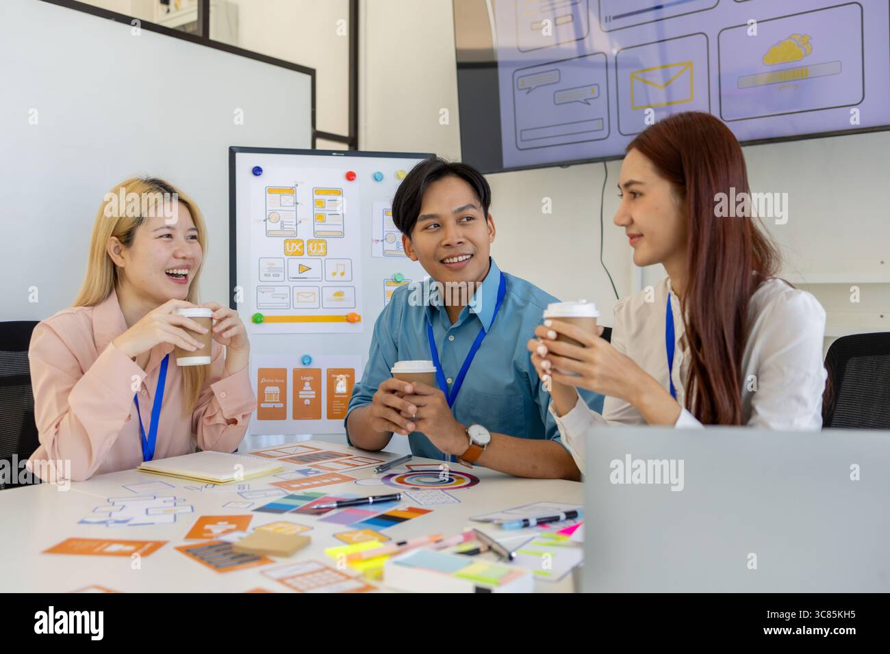 ux, ui, les concepteurs de sites web d'applications mobiles sont en train de réfléchir pour concevoir un affichage visuel que les clients verront et se sentiront à l'aise en utilisant les tons de couleur so et la Banque D'Images