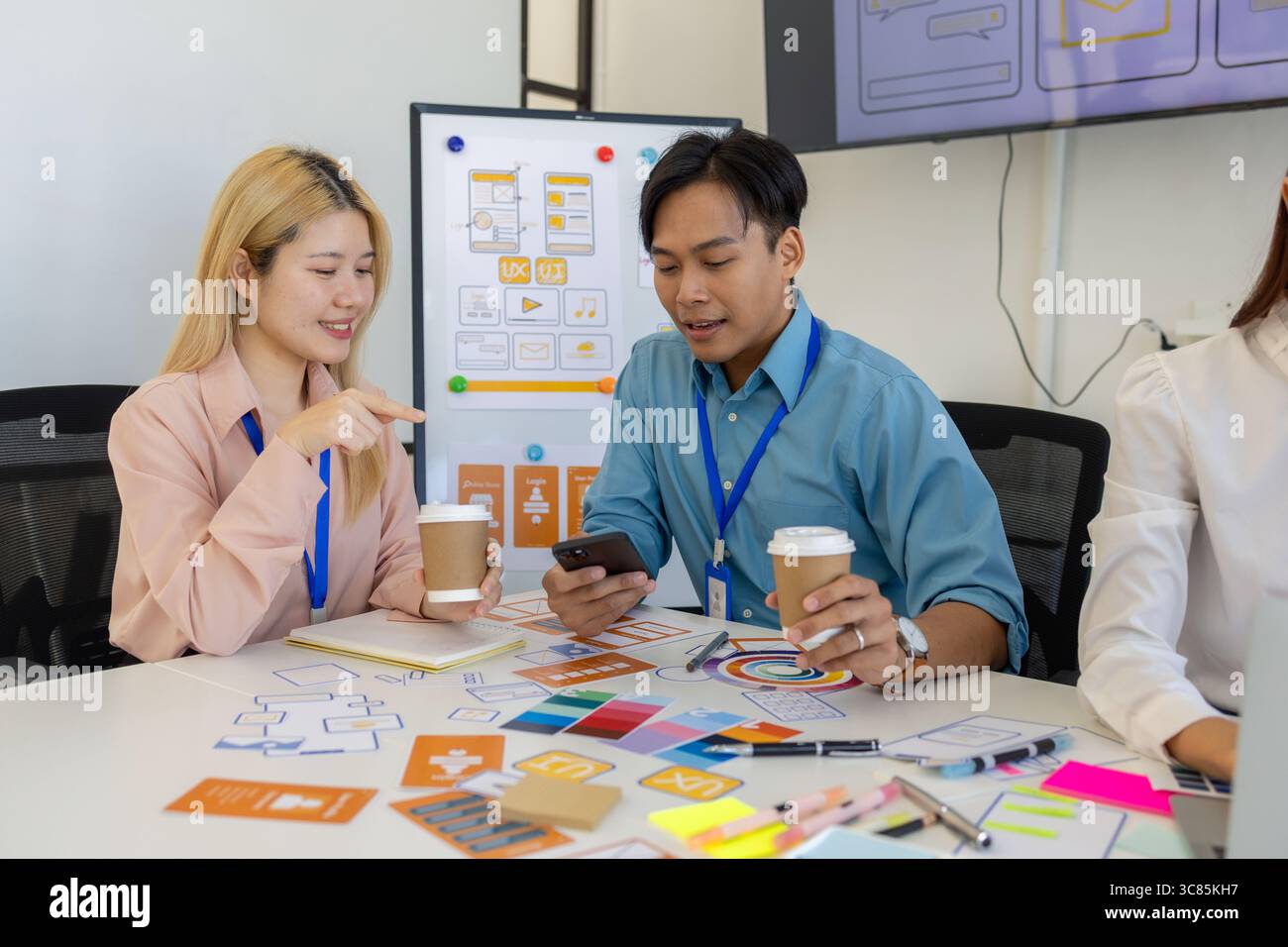 ux, ui, les concepteurs de sites web d'applications mobiles sont en train de réfléchir pour concevoir un affichage visuel que les clients verront et se sentiront à l'aise en utilisant les tons de couleur so et la Banque D'Images