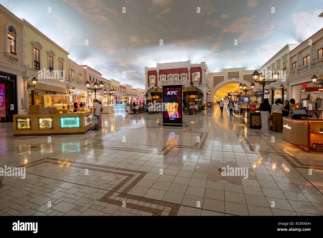 Villaggio Mall, Einkaufszentrum im venezianischem style mit Kanal, Gondeln und künstlichem Himmel, Doha, Katar mcpins *** Villaggio Mall, Venetian-Sty Banque D'Images
