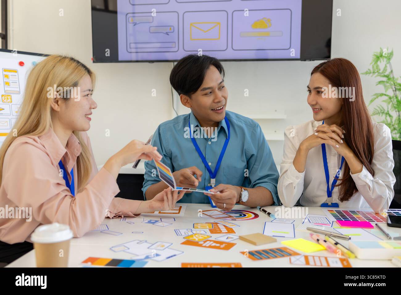 ux, ui, les concepteurs de sites web d'applications mobiles sont en train de réfléchir pour concevoir un affichage visuel que les clients verront et se sentiront à l'aise en utilisant les tons de couleur so et la Banque D'Images