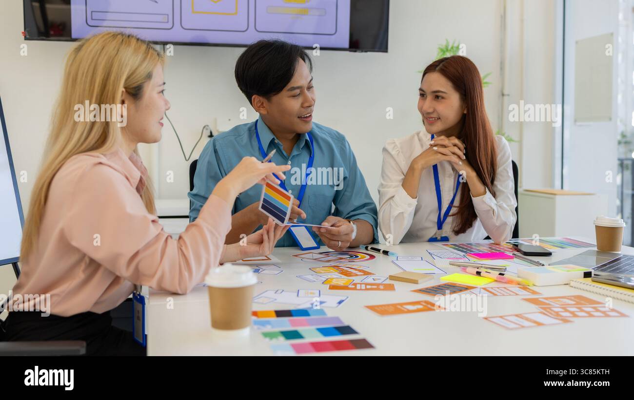 ux, ui, les concepteurs de sites web d'applications mobiles sont en train de réfléchir pour concevoir un affichage visuel que les clients verront et se sentiront à l'aise en utilisant les tons de couleur so et la Banque D'Images