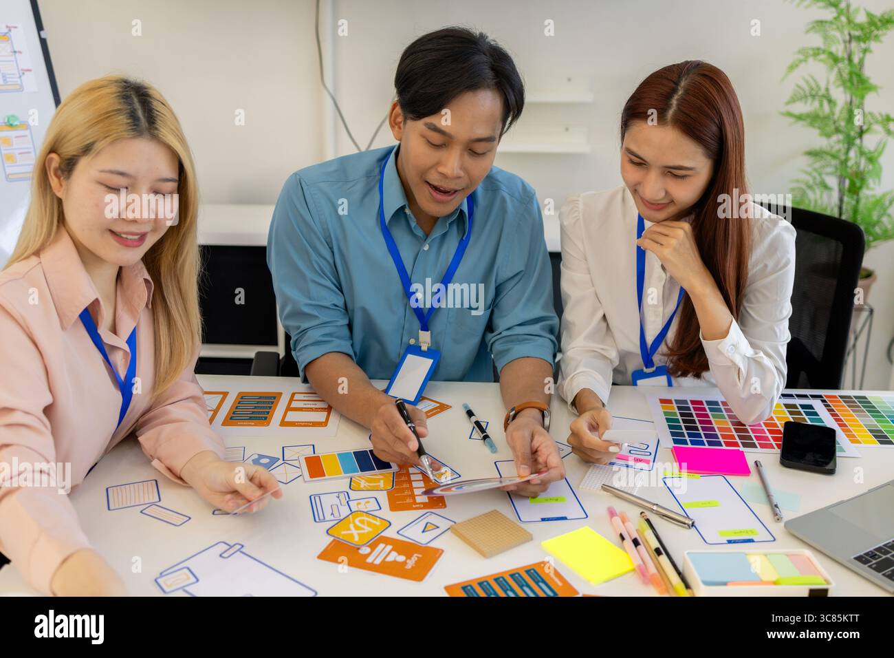 ux, ui, les concepteurs de sites web d'applications mobiles sont en train de réfléchir pour concevoir un affichage visuel que les clients verront et se sentiront à l'aise en utilisant les tons de couleur so et la Banque D'Images