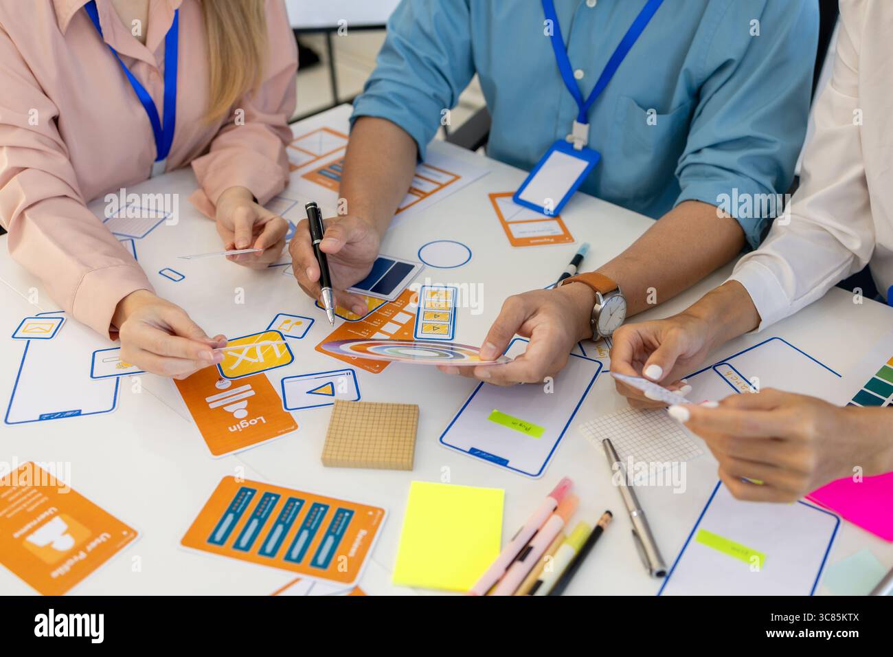 ux, ui, les concepteurs de sites web d'applications mobiles sont en train de réfléchir pour concevoir un affichage visuel que les clients verront et se sentiront à l'aise en utilisant les tons de couleur so et la Banque D'Images