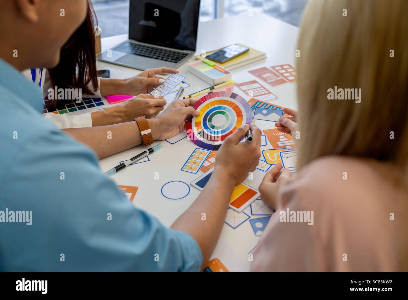 ux, ui, les concepteurs de sites web d'applications mobiles sont en train de réfléchir pour concevoir un affichage visuel que les clients verront et se sentiront à l'aise en utilisant les tons de couleur so et la Banque D'Images