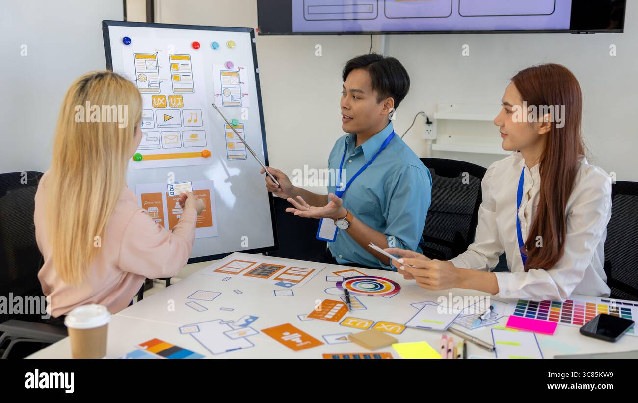 ux, ui, les concepteurs de sites web d'applications mobiles sont en train de réfléchir pour concevoir un affichage visuel que les clients verront et se sentiront à l'aise en utilisant les tons de couleur so et la Banque D'Images