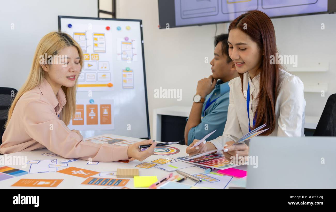 ux, ui, les concepteurs de sites web d'applications mobiles sont en train de réfléchir pour concevoir un affichage visuel que les clients verront et se sentiront à l'aise en utilisant les tons de couleur so et la Banque D'Images