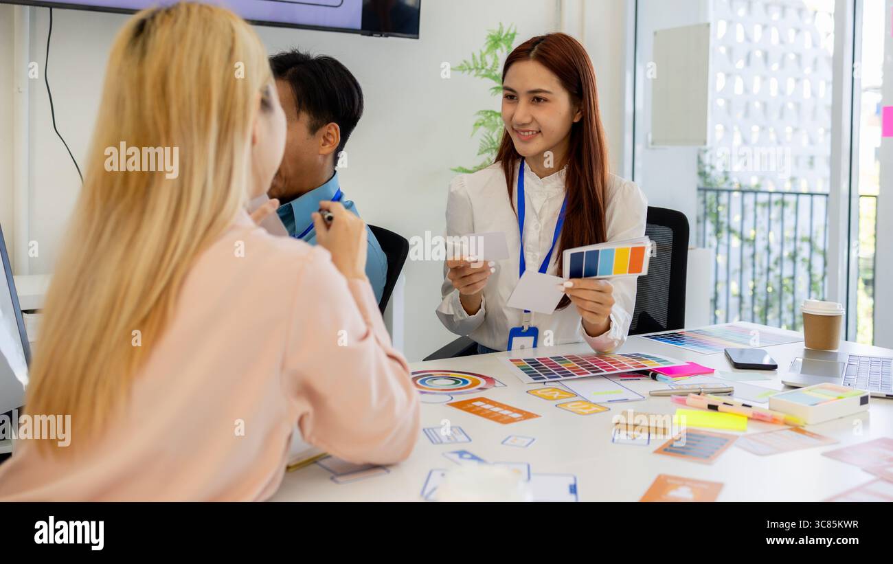 ux, ui, les concepteurs de sites web d'applications mobiles sont en train de réfléchir pour concevoir un affichage visuel que les clients verront et se sentiront à l'aise en utilisant les tons de couleur so et la Banque D'Images