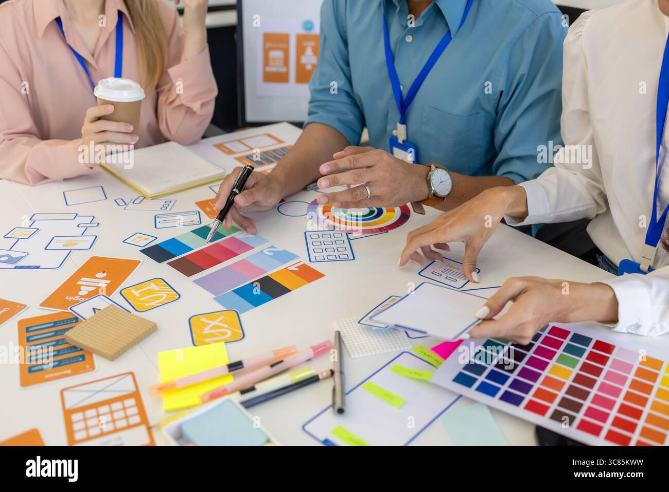 ux, ui, les concepteurs de sites web d'applications mobiles sont en train de réfléchir pour concevoir un affichage visuel que les clients verront et se sentiront à l'aise en utilisant les tons de couleur so et la Banque D'Images
