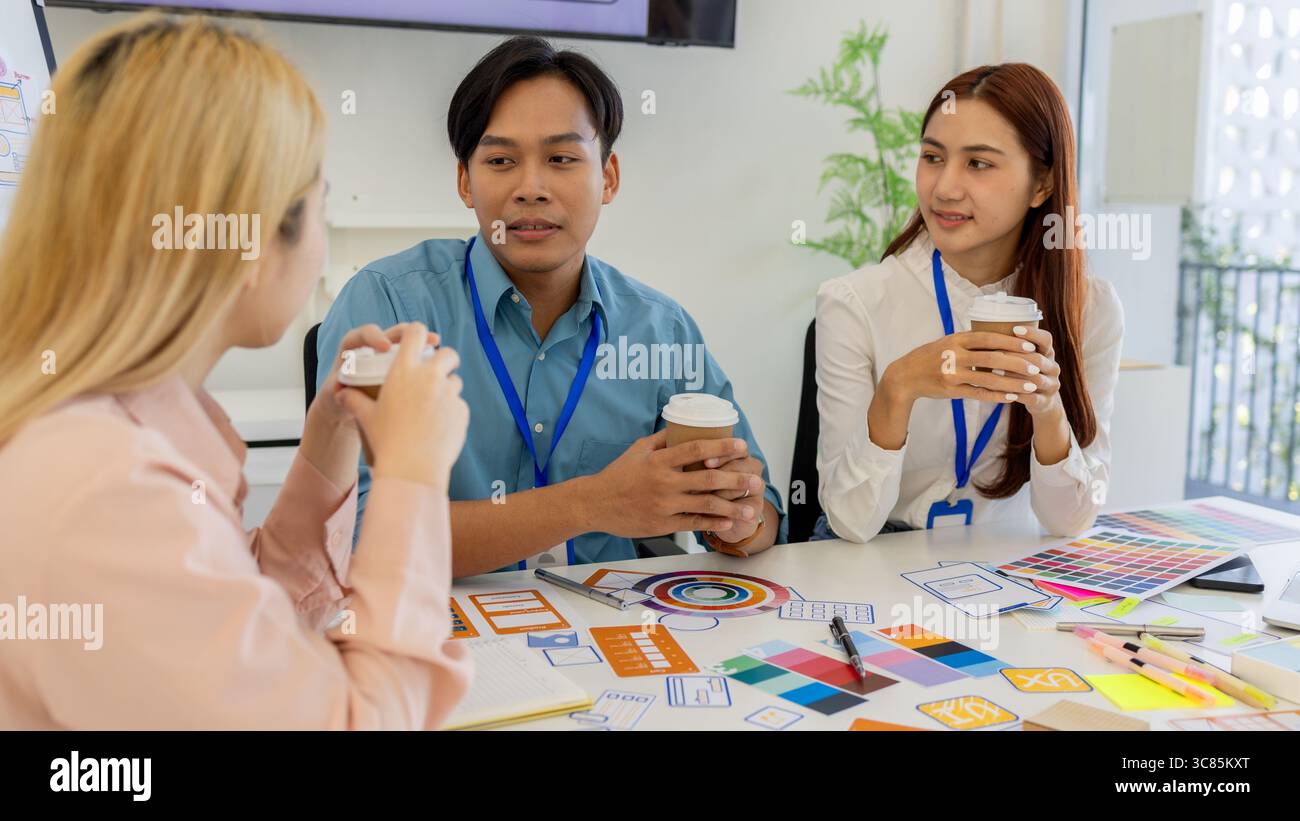 ux, ui, les concepteurs de sites web d'applications mobiles sont en train de réfléchir pour concevoir un affichage visuel que les clients verront et se sentiront à l'aise en utilisant les tons de couleur so et la Banque D'Images