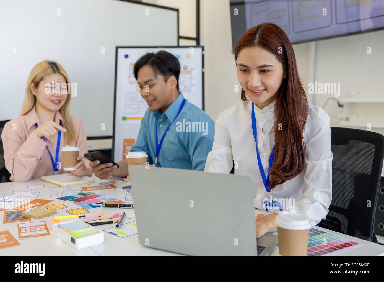 ux, ui, les concepteurs de sites web d'applications mobiles sont en train de réfléchir pour concevoir un affichage visuel que les clients verront et se sentiront à l'aise en utilisant les tons de couleur so et la Banque D'Images