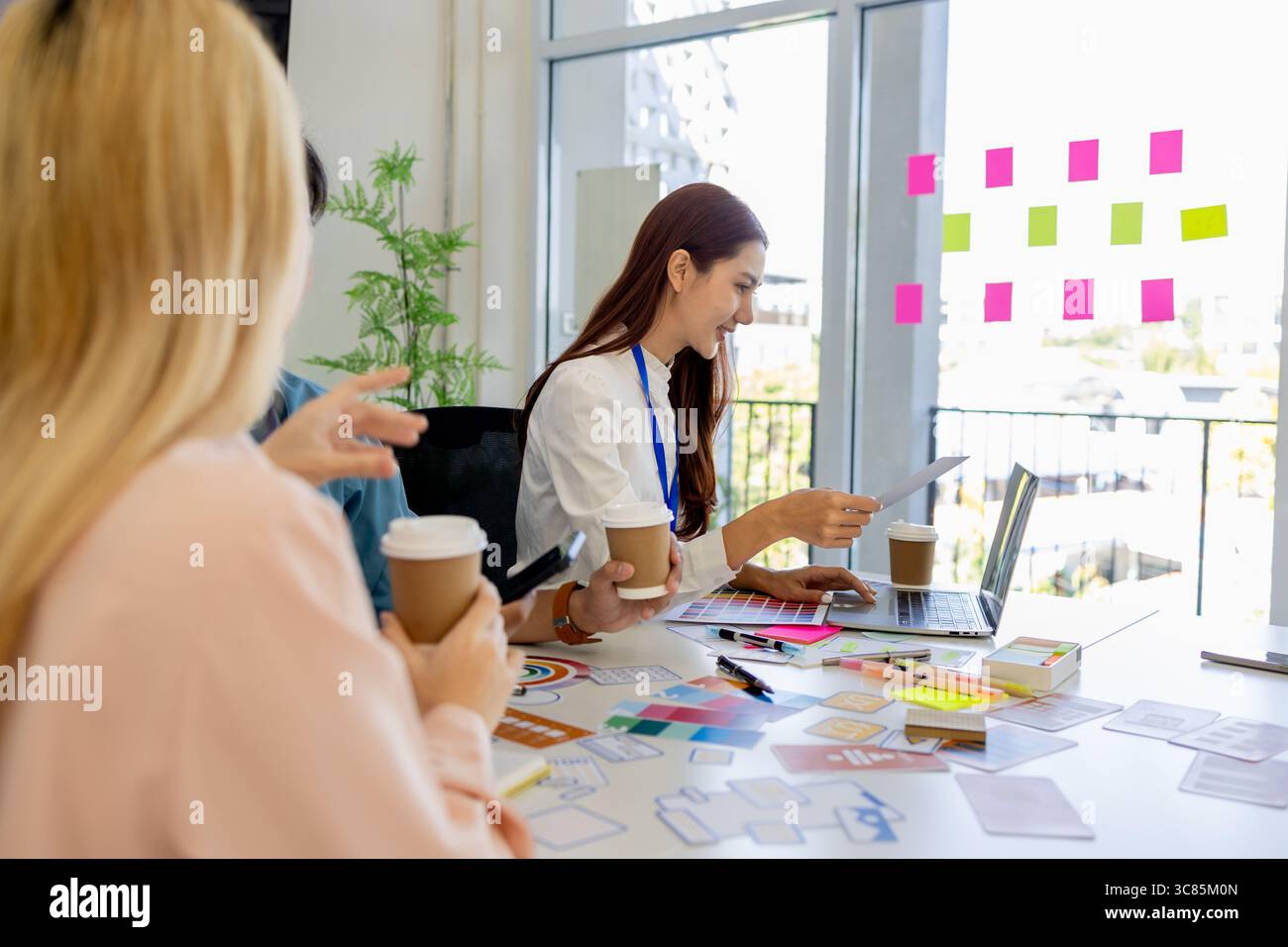 ux, ui, les concepteurs de sites web d'applications mobiles sont en train de réfléchir pour concevoir un affichage visuel que les clients verront et se sentiront à l'aise en utilisant les tons de couleur so et la Banque D'Images