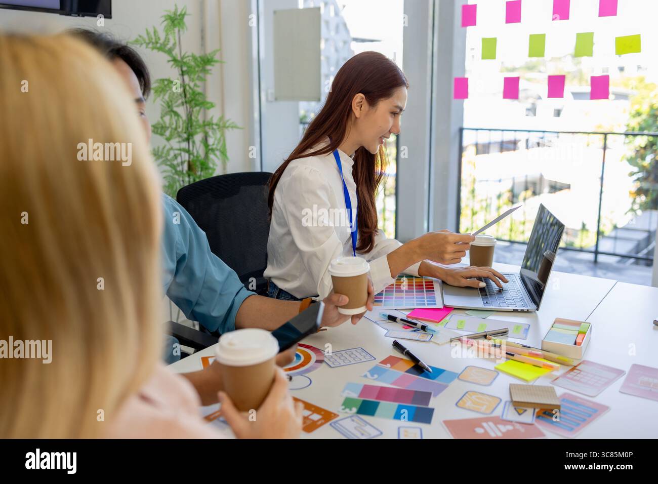 ux, ui, les concepteurs de sites web d'applications mobiles sont en train de réfléchir pour concevoir un affichage visuel que les clients verront et se sentiront à l'aise en utilisant les tons de couleur so et la Banque D'Images