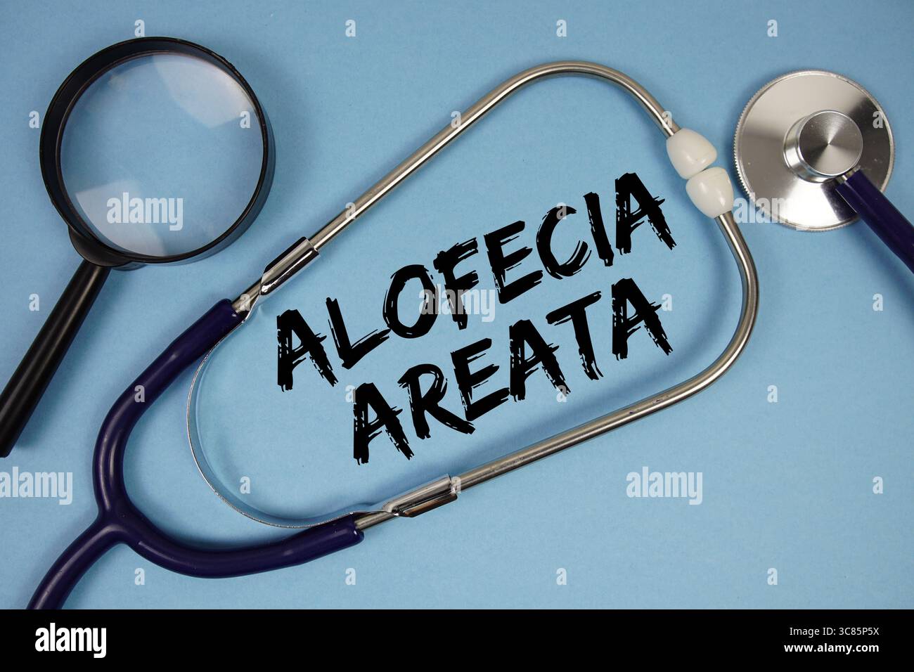 Texte Alofecia areata avec stéthoscope et loupe sur fond bleu Banque D'Images